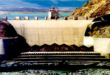 Sky-jump spillway,
											      Oros dam, Jaguaribe river, Ceara, Brazil 