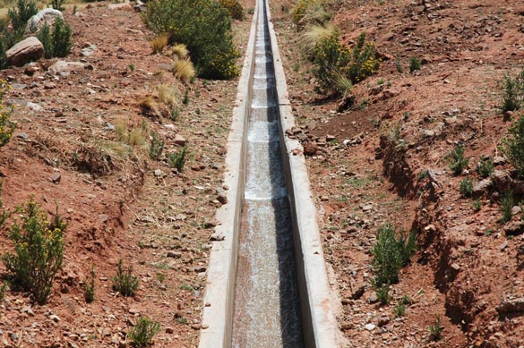 Roll waves in irrigation canal, Cabana-Mañazo project, Puno, Peru