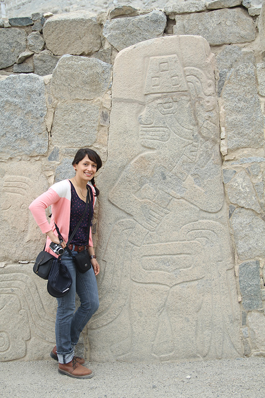 Rosa Aguilar en la zona aqueológica de Sechin.