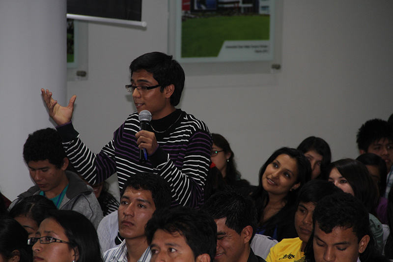 Estudiantes en la conferencia en Universidad César Vallejo.