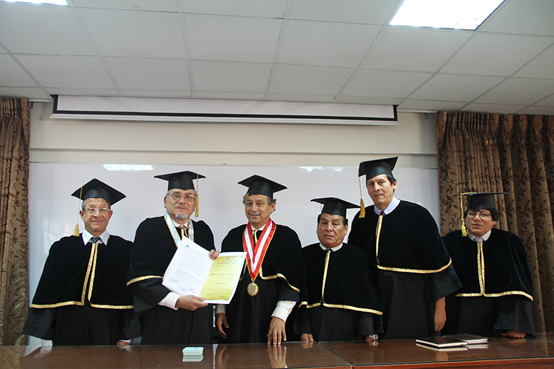 Dr. Vicor Miguel Ponce y facultad de UNHEVAL en celebración de honoris causa.