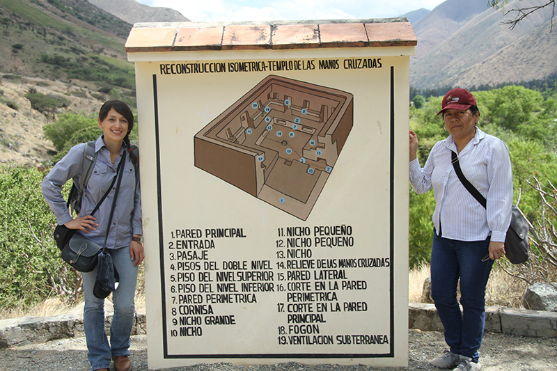 Rosa Aguilar y Patricia Estela en el templo de las manos cruzadas.