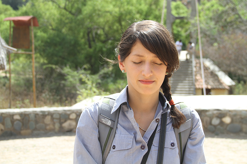 Rosa Aguilar en el templo de las manos cruzadas.