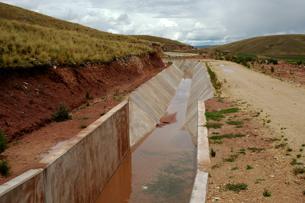 Transición de un canal de una forma rectangular a una trapezoidal.