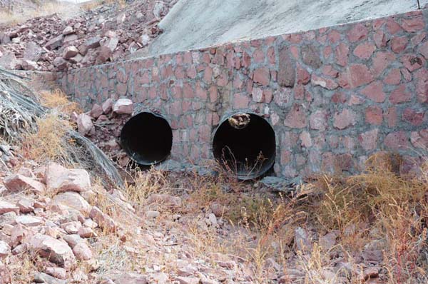 Un conjunto de dos alcantarillas hechos con acero corrugado.
