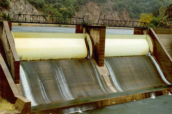 Fluxo curvilinear cncavo na jusante da soleira do vertedor na barragem de Cresta