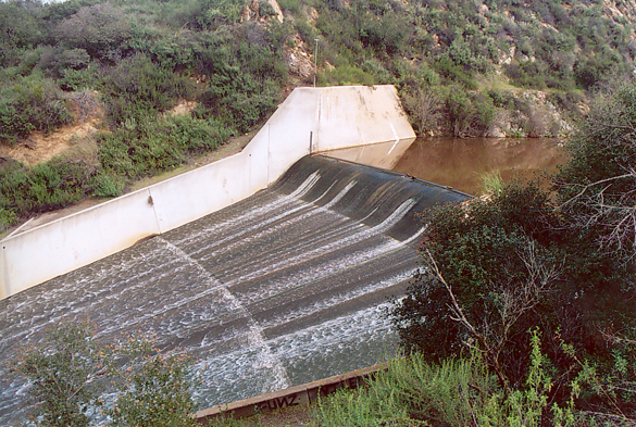 Escoamento crtico sobre o vertedouro emergencial do reservatrio Turner